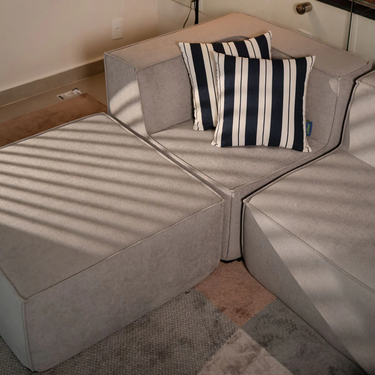 Sofá Modular Flow Boucle Cinza - 2 Lugares - 1 Canto com Apoio de Pé - Image 6